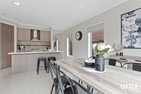 Property photo of 5 Pipers Walk Cairnlea VIC 3023