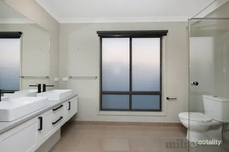 Property photo of 18 Landmark Crescent Manor Lakes VIC 3024