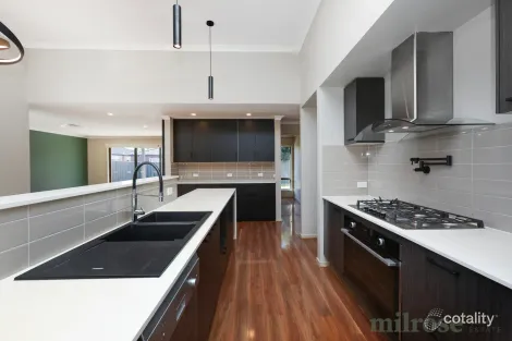 Property photo of 18 Landmark Crescent Manor Lakes VIC 3024