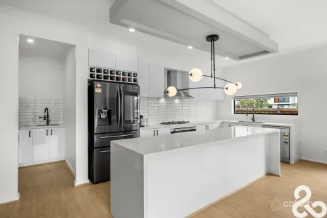 Property photo of 1 Rochford Drive Donnybrook VIC 3064