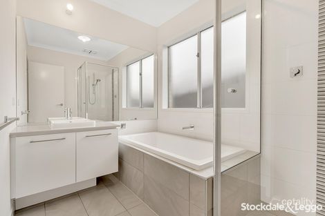 Property photo of 22 Mountleigh Circuit Craigieburn VIC 3064