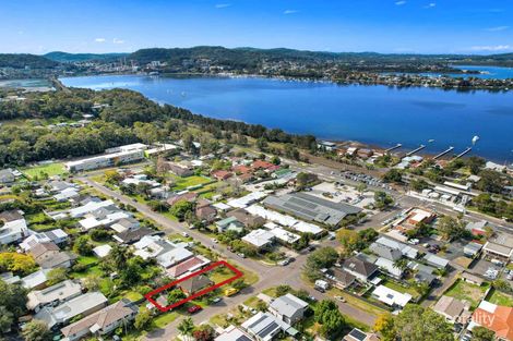 33 Nioka Ave, Point Clare, NSW 2250