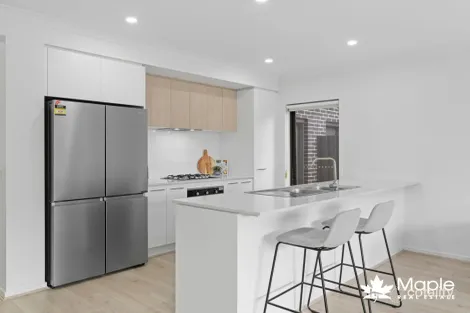 4 Roseburn Ave, Mickleham, VIC 3064