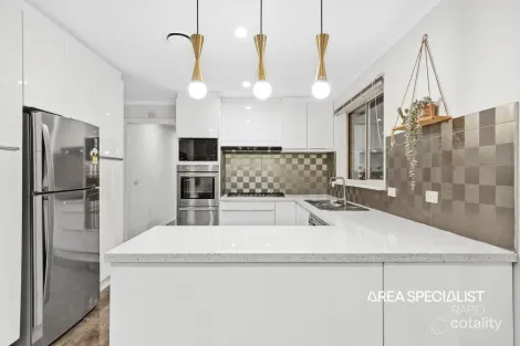 Property photo of 16 Sandhurst Mews Hampton Park VIC 3976