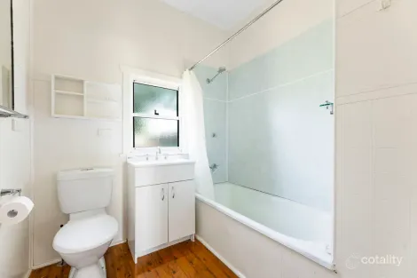 Property photo of 28 Collins Street Mount Lofty QLD 4350