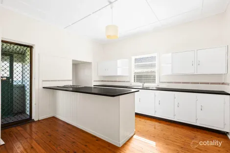 Property photo of 28 Collins Street Mount Lofty QLD 4350