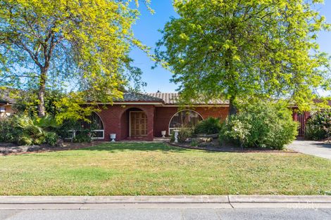 4 Hoylake Cres, West Lakes, SA 5021