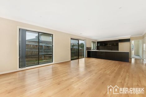 Property photo of 21 Wallaby Walk Sunbury VIC 3429