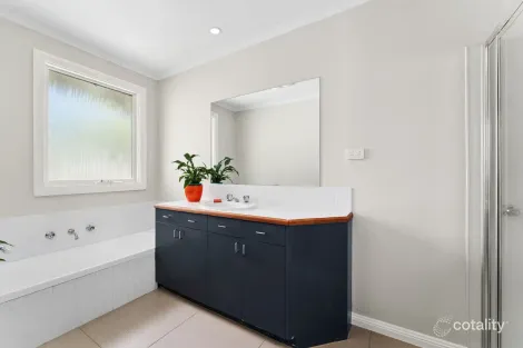 Property photo of 11 Stuart Drive Woodend VIC 3442