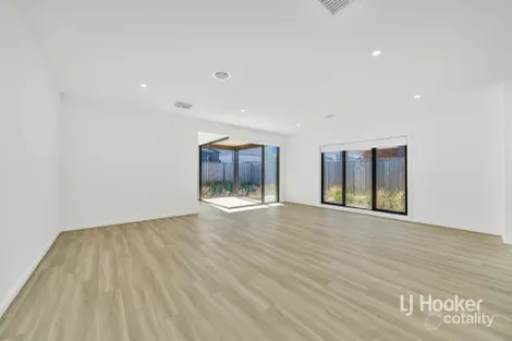 Property photo of 22 Courtenay Promenade Fraser Rise VIC 3336