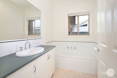 Property photo of 22 St Helens Avenue Lake Gardens VIC 3355