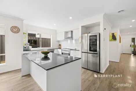 Property photo of 17 Zermatt Loop Pakenham VIC 3810