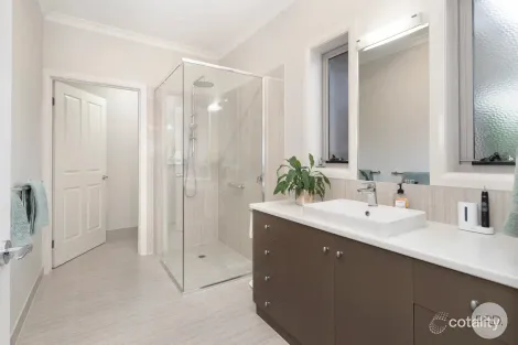Property photo of 5 Greenhaven Court Mount Clear VIC 3350