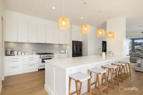 Property photo of 2 Cedar Place Broadbeach Waters QLD 4218