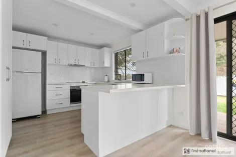 Property photo of 11 Moorshead Place Kelso NSW 2795