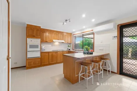 Property photo of 22 Allwyn Crescent Mill Park VIC 3082