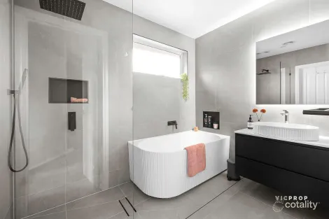 Property photo of 2/8 Garden Close Kingsbury VIC 3083