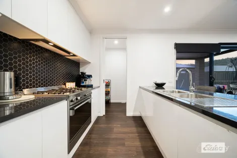 Property photo of 20 Hampshire Boulevard Leneva VIC 3691