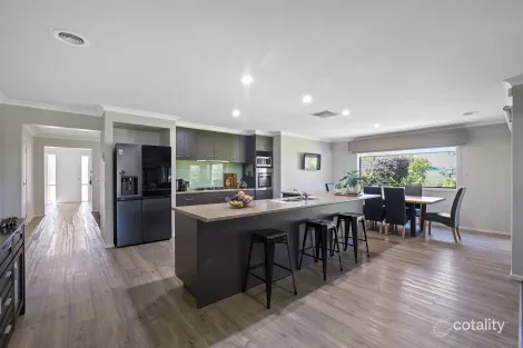 Property photo of 42 Bunjil Drive Drouin VIC 3818