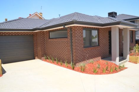 Property photo of 2/23 Jacqueline Place Pakenham VIC 3810