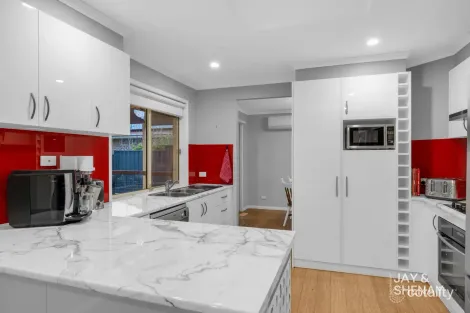 Property photo of 25 Lawson Way Endeavour Hills VIC 3802