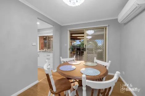 Property photo of 25 Lawson Way Endeavour Hills VIC 3802