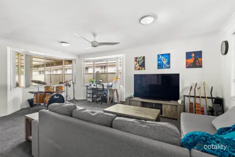 Property photo of 17 Tea Tree Place Mardi NSW 2259