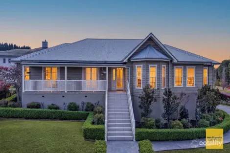 8 YEWENS CCT, GRASMERE, NSW 2570