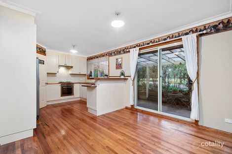 Property photo of 8 Calrossie Close Endeavour Hills VIC 3802
