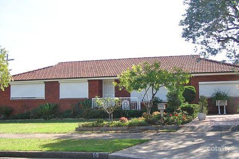 19 Gilliver Cres, Greenacre, NSW 2190