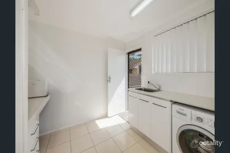 Property photo of 25 Jenalyn Crescent Avoca QLD 4670