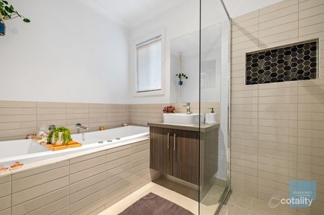 Property photo of 28 Tora Crescent Fraser Rise VIC 3336