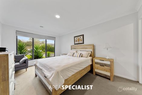 Property photo of 2 Allan Close Pakenham VIC 3810
