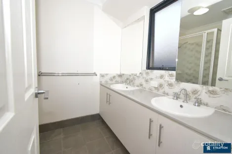 Property photo of 32 Apatite Street Treeby WA 6164