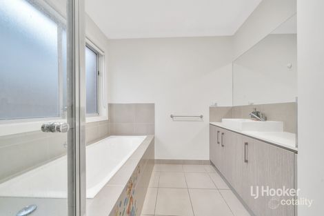Property photo of 18 Parkstone Crescent Point Cook VIC 3030