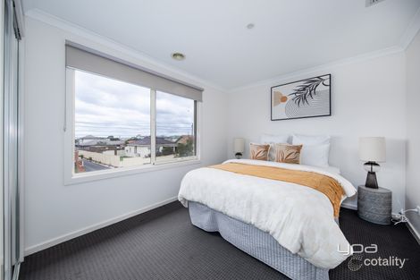 Property photo of 1/5 Stratheden Court Sydenham VIC 3037