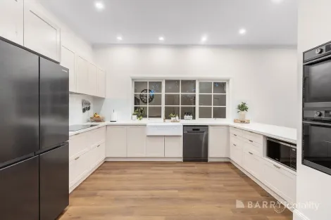 Property photo of 16 Parry Drive Mooroolbark VIC 3138