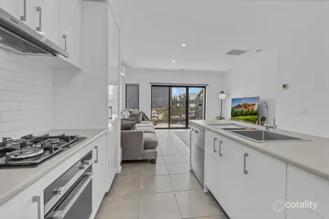 Property photo of 13 Ripplebrook Walk Pakenham VIC 3810