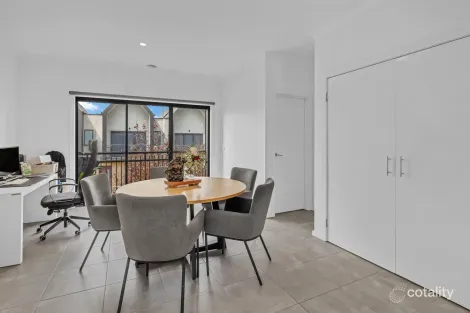 Property photo of 13 Ripplebrook Walk Pakenham VIC 3810