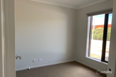 Property photo of 69 Beatrix Circuit Officer VIC 3809