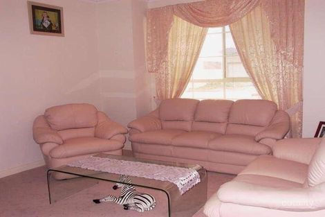 Property photo of 36 Bushy Park Avenue Caroline Springs VIC 3023
