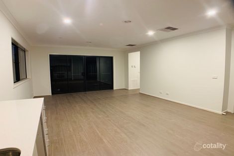Property photo of 32 Kangaroo Road Craigieburn VIC 3064