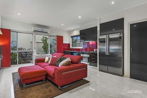 Property photo of 17 The Entrance Caroline Springs VIC 3023