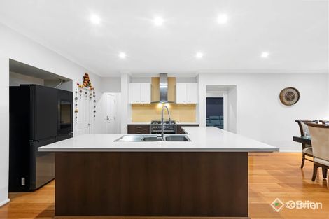 Property photo of 2 The Ridge Caroline Springs VIC 3023