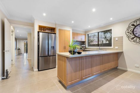Property photo of 19 Wallaby Walk Sunbury VIC 3429