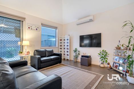 Property photo of 19 Millstream Pass Craigieburn VIC 3064