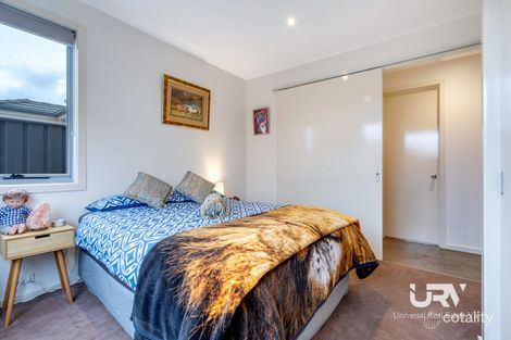 Property photo of 19 Millstream Pass Craigieburn VIC 3064