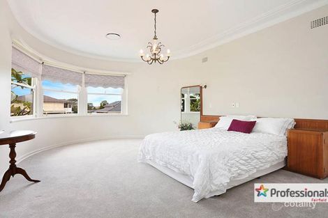 Property photo of 2 Yeronga Close St Johns Park NSW 2176