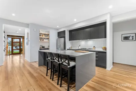 Property photo of 10 Cyathea Street Drouin VIC 3818