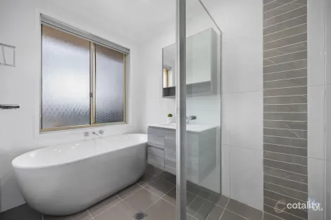 Property photo of 18 Shamrock Close Woodrising NSW 2284